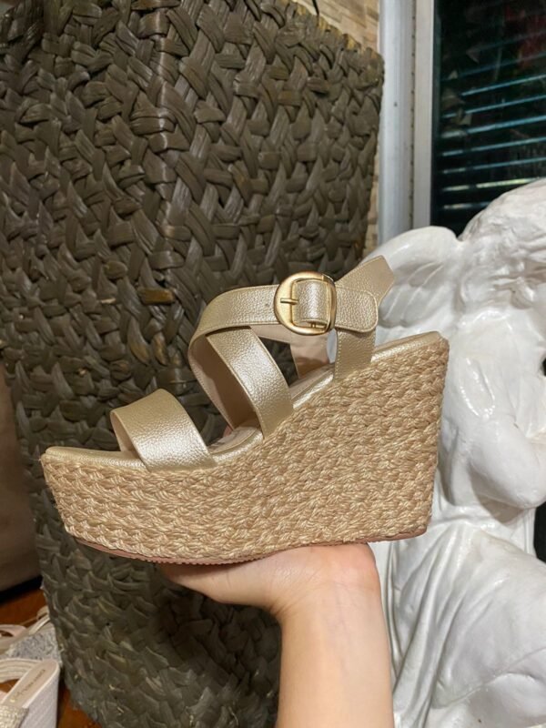 Tacones Clásicos Dorados en Yute
